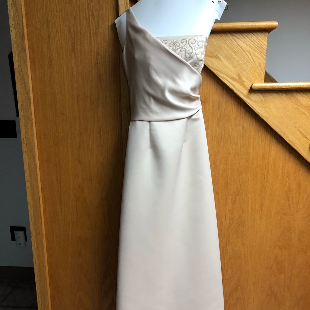 Eden style gown. Size 2(32-25-33). “LATTE”